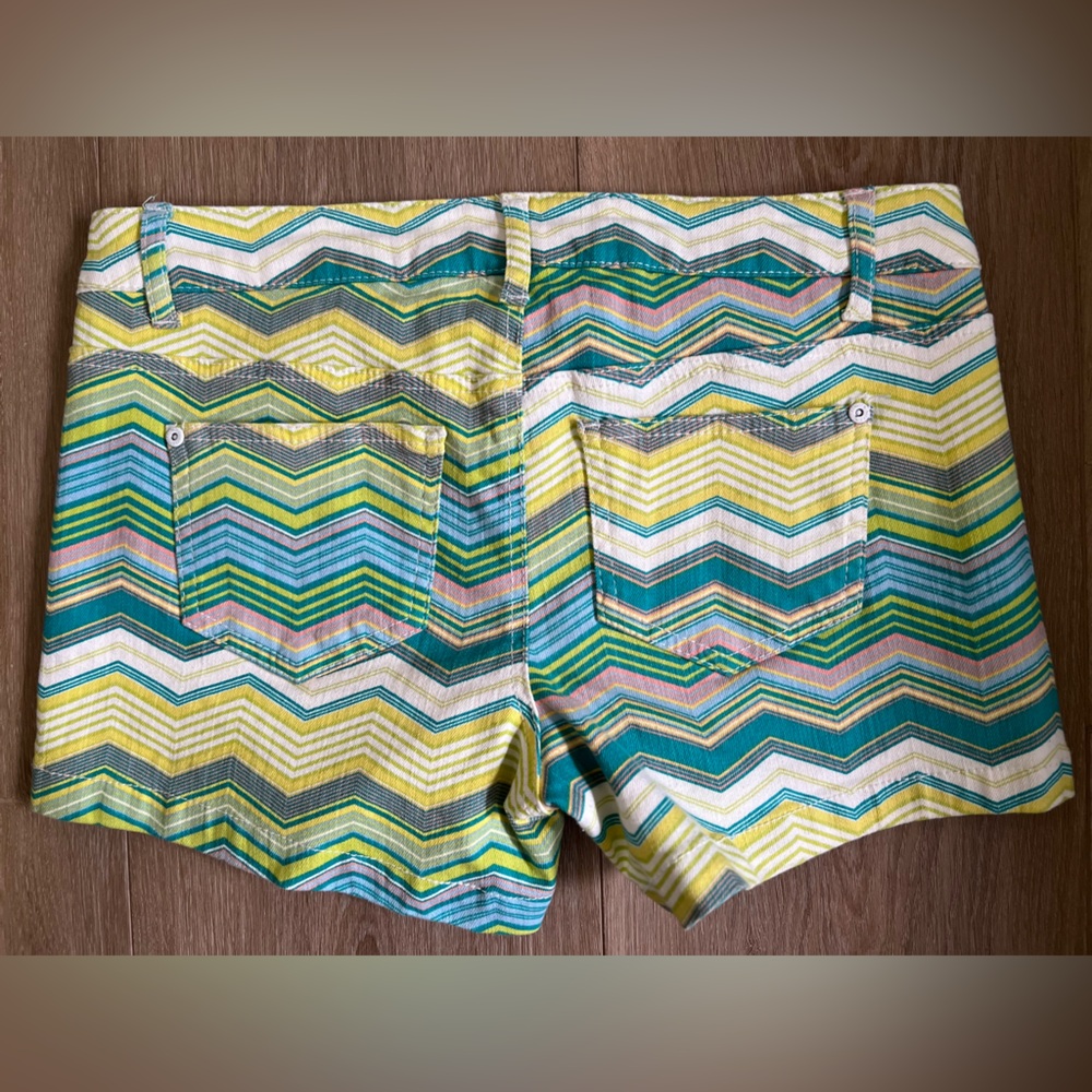 Green Retro Chevron Jean Shorts EUC - Picture 3 of 7
